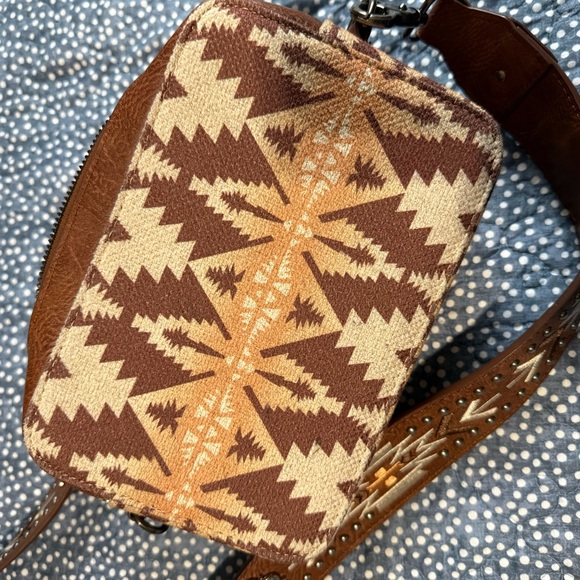 Wrangler Brown and Cream Geometric Crossbody Bag - Picture 7 of 7